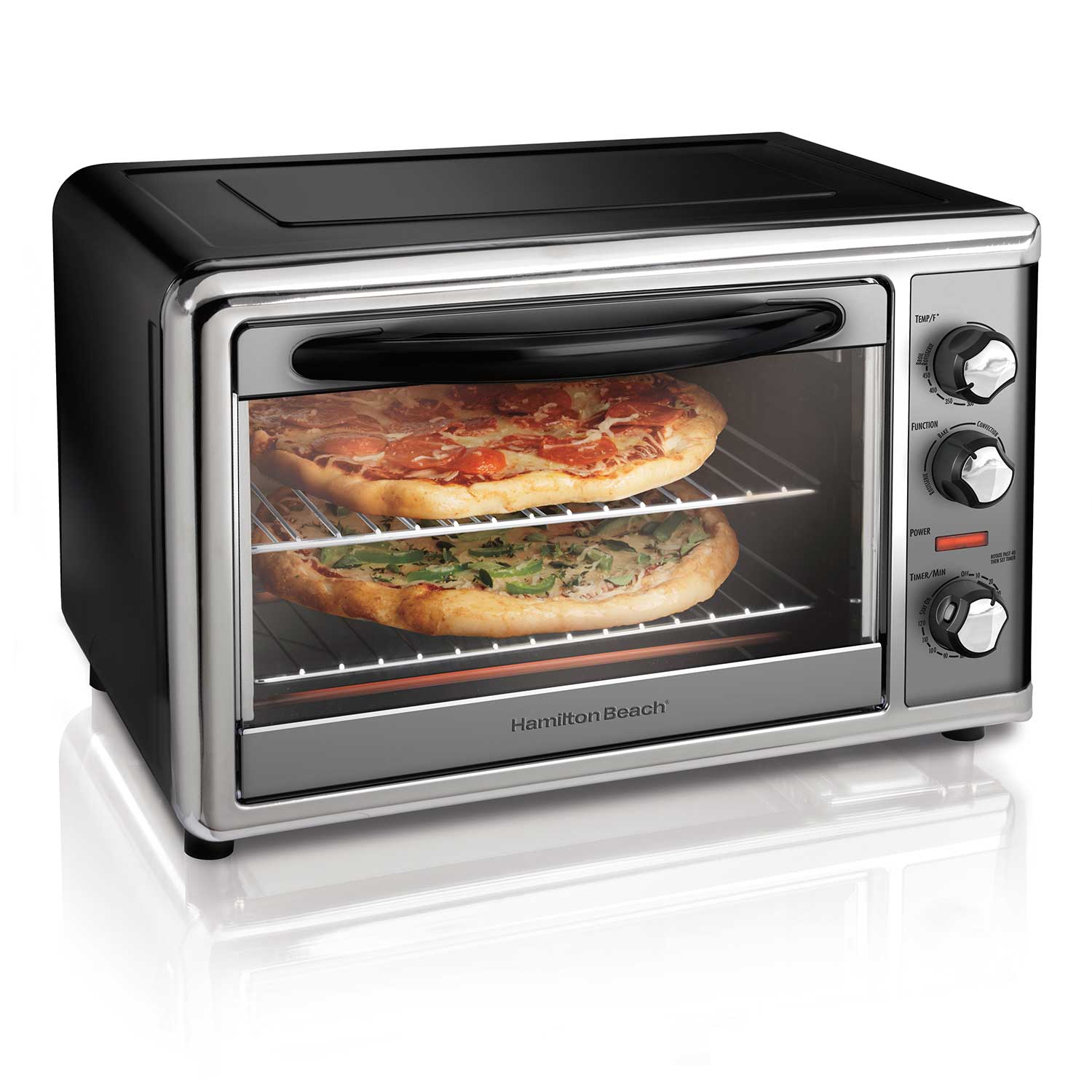 Zwarte Hamilton Beach 31104D-aanrechtoven met hetelucht en rotisserie; vooraanzicht met twee zichtbare roosterhoogtes en drie draaiknoppen.