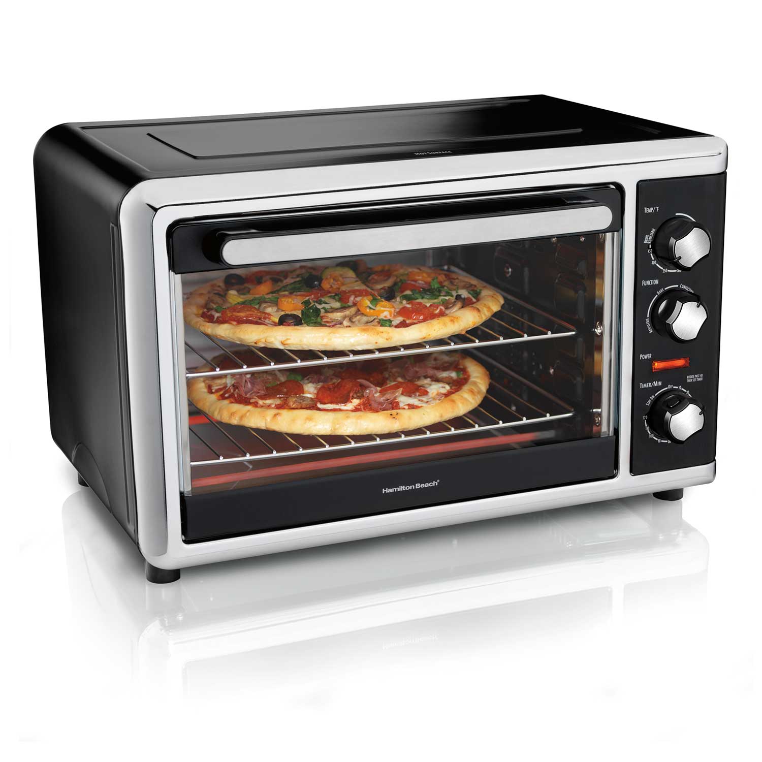 Hamilton Beach 31105D zwart-zilverkleurige aanrechtoven met scharnierende deur, drie draaiknoppen en twee pizza’s die klaarstaan en door het venster zichtbaar zijn.