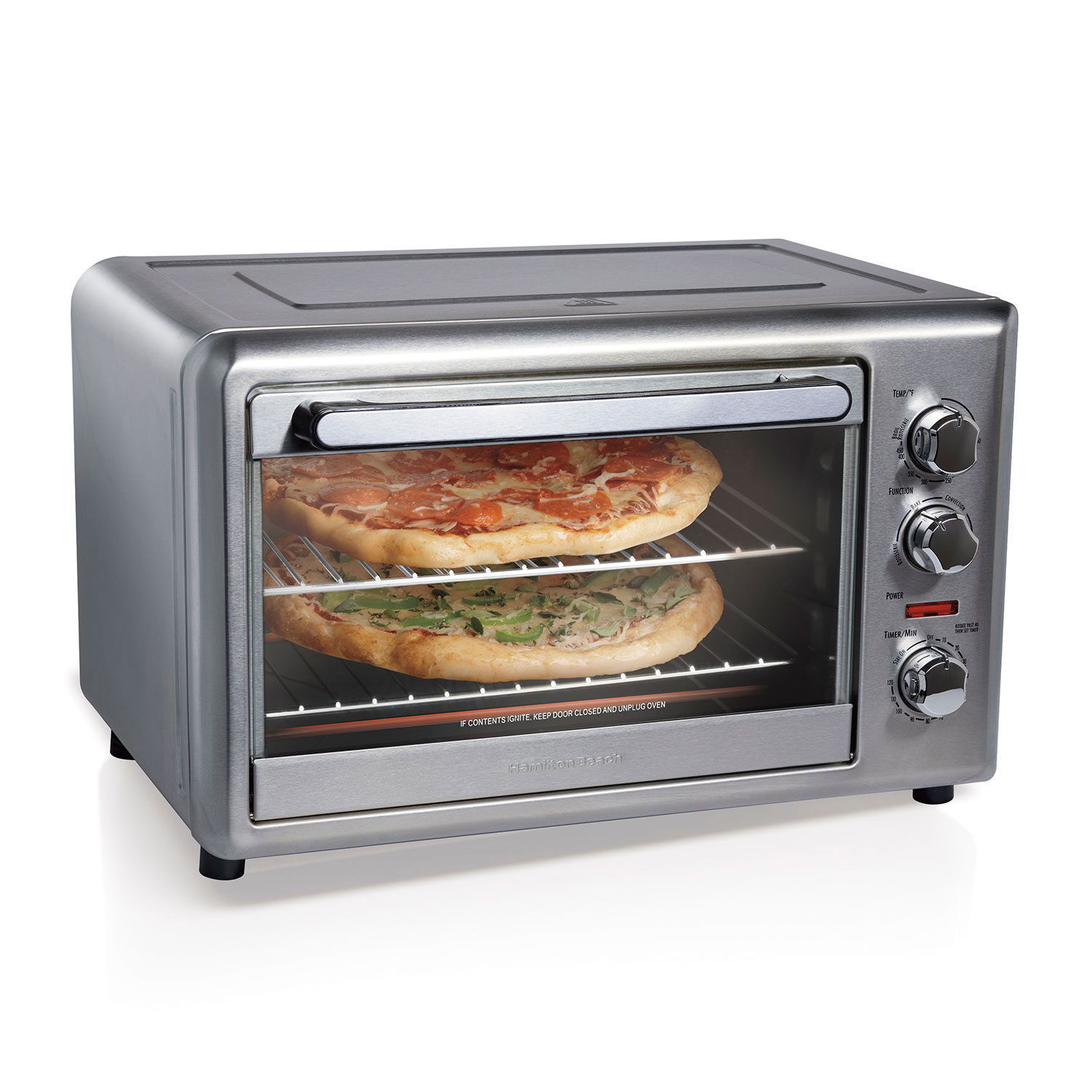Hamilton Beach 31106 aanrechtoven met roestvrijstalen accenten, scharnierende voordeur, drie draaiknoppen en twee pizza’s die klaarstaan en door het venster zichtbaar zijn.