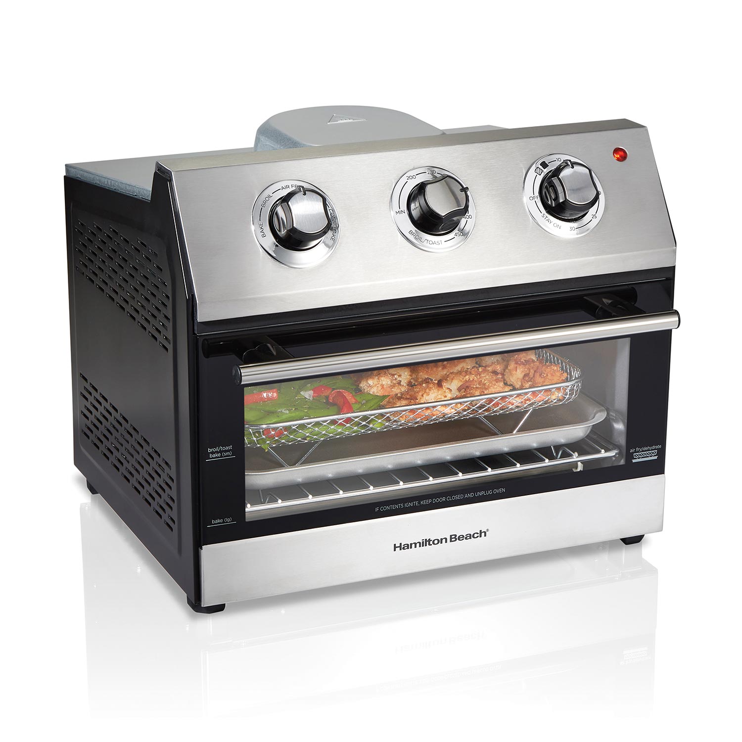 Hamilton Beach 6-Slice Air Fryer Toaster Oven model 31222 met bediening aan de voorkant, Air Fry-mand en bakplaat erin.