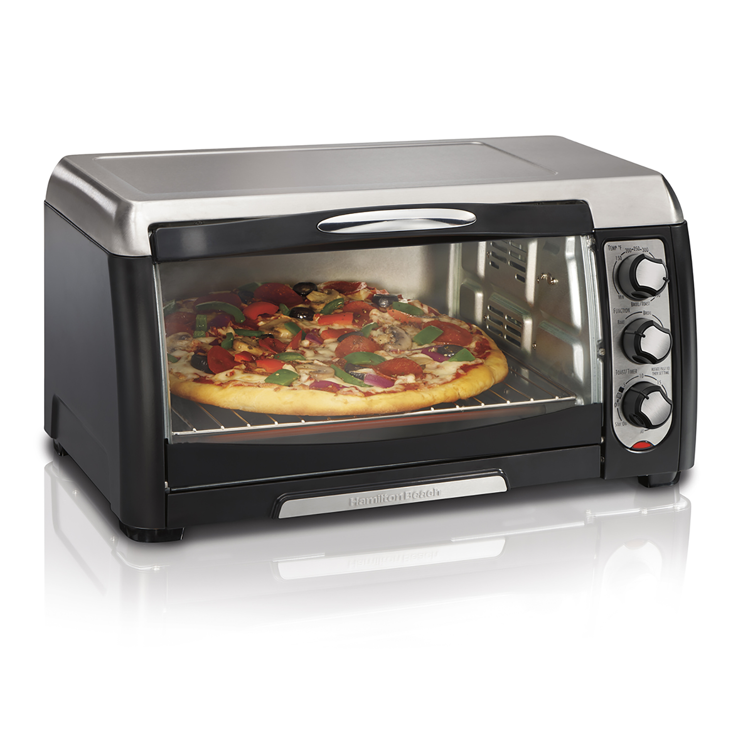Hamilton Beach 31330D-broodroosteroven, behuizing in roestvrijstaal-look, gebogen glazen deur en drie draaiknoppen rechts; de afgebeelde pizza dient ter illustratie