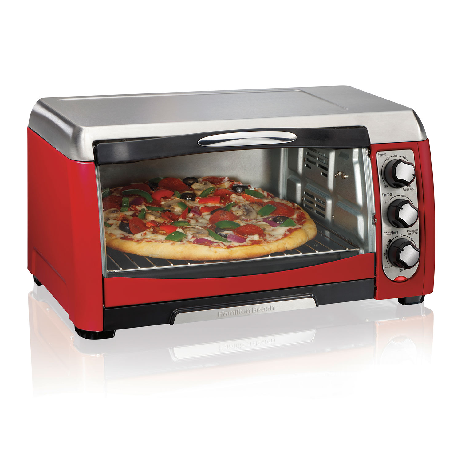 Hamilton Beach 31335D rode broodroosteroven met zilverkleurige bovenrand, gebogen glazen deur en drie bedieningselementen aan de rechterkant; de afgebeelde pizza is illustratief.